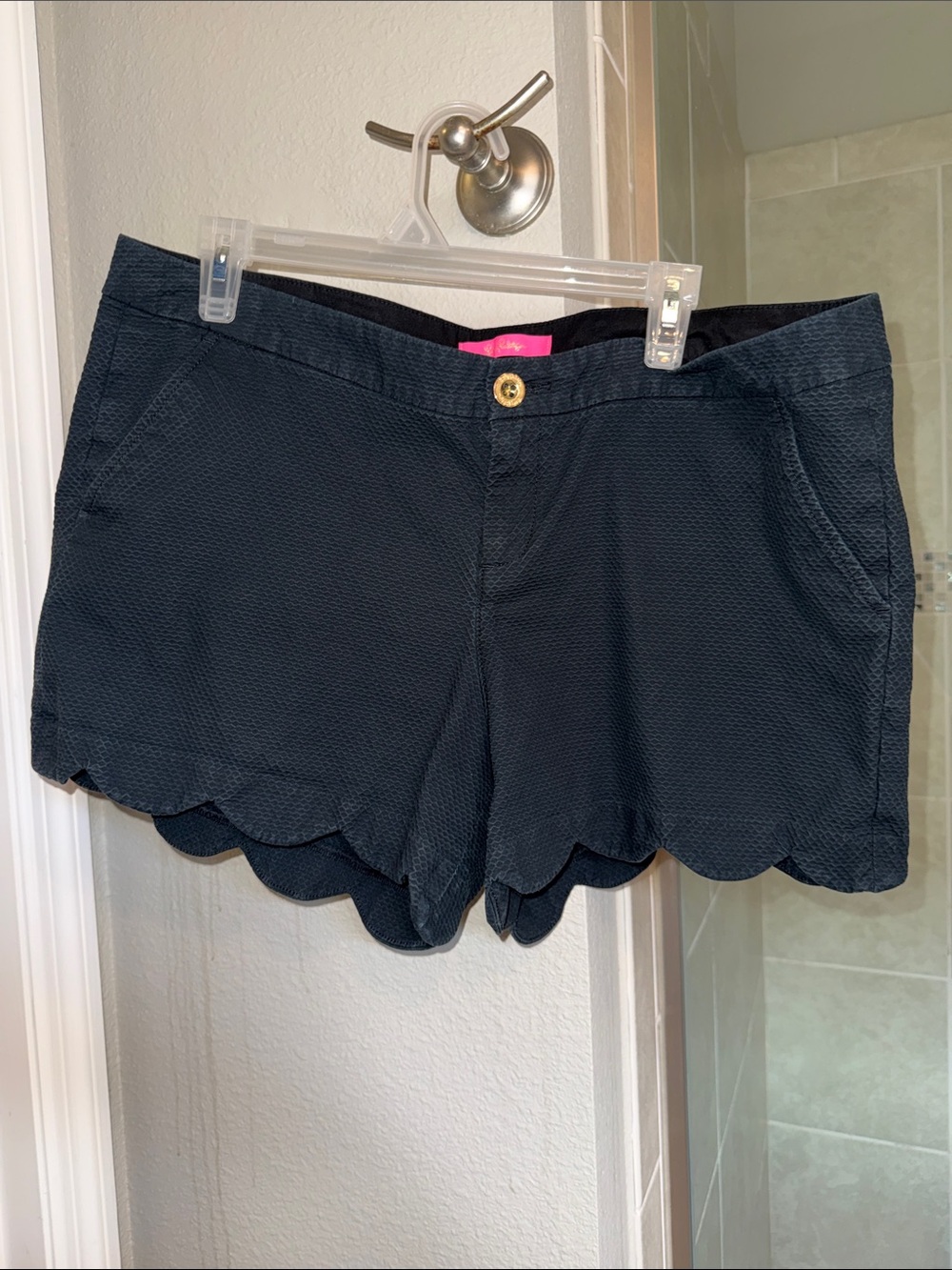 Lilly Pulitzer Black Onyx Scallop Hem Shorts Size 16